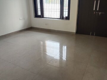 Room in 6 BHK Builder Floor at Sector 108 – for Rent