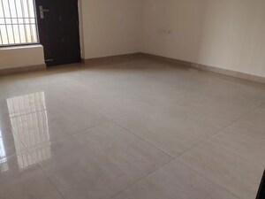 Room in 6 BHK Builder Floor at Sector 108 – for Rent