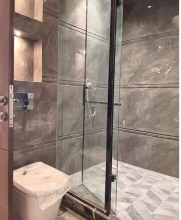 Bathroom in 4 BHK Apartment at Shalimar Belvedere Court, Gomti Nagar – for Rent