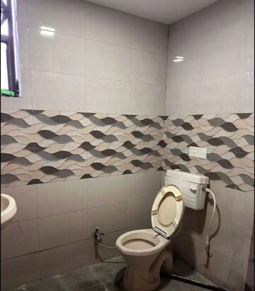 Bathroom in 4 BHK Apartment at Shalimar Belvedere Court, Gomti Nagar – for Rent