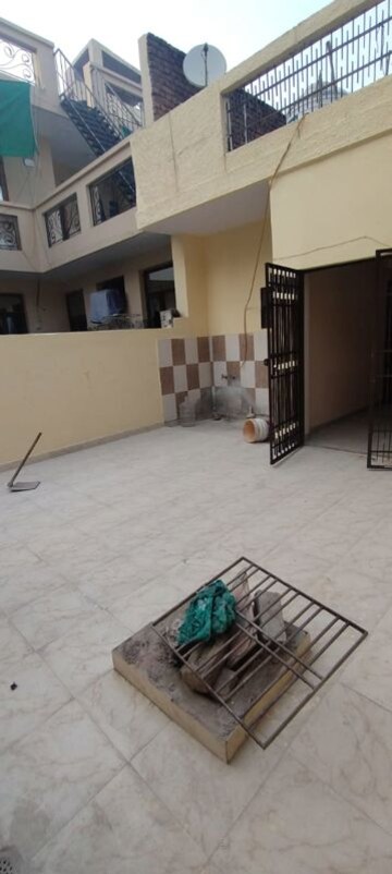 Room in 3 BHK Builder Floor at Krishna Palace Faridabad, Sector 15a – for Rent