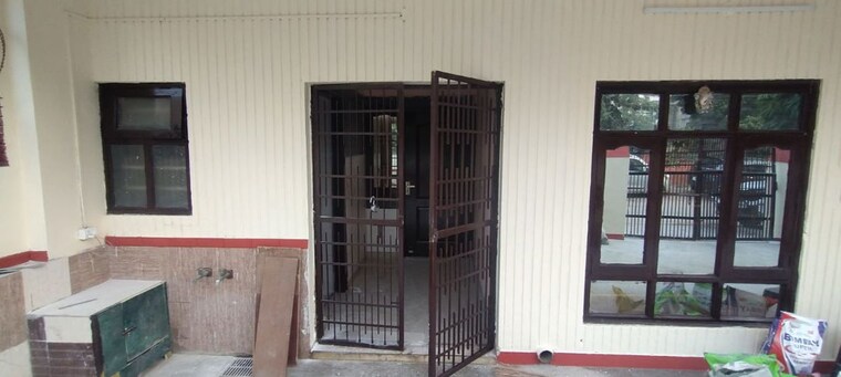 Room, krishna-palace-faridabad 3 Bedroom 300 Sq.Yd. Builder Floor In Sector 15a Faridabad 10115893