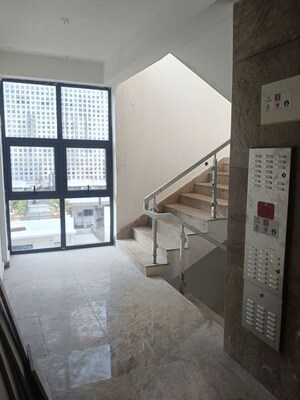 Room in 4 BHK Apartment at Cunningham Hallmark, Vasanth Nagar – for Sale