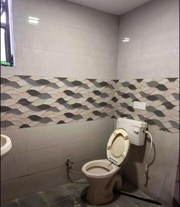 Master Bedroom in 2 BHK Apartment at Husainganj – for Rent