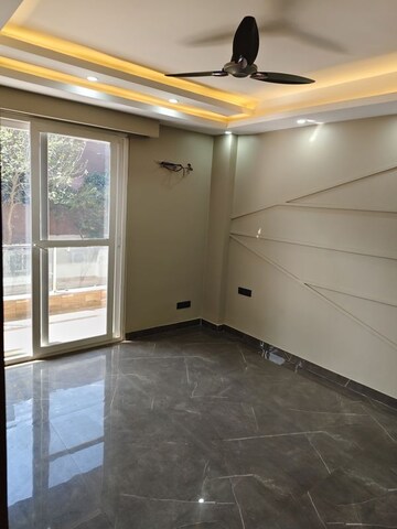 Room in 2 BHK Apartment at Ambience Creacions, Sector 22 – for Rent