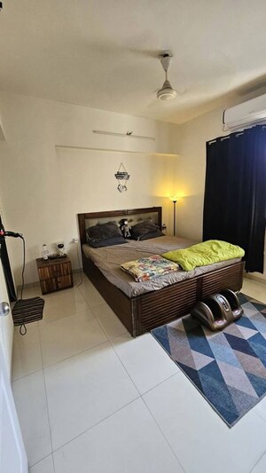 Bedroom in 3 BHK Apartment at Andheri West – for Rent