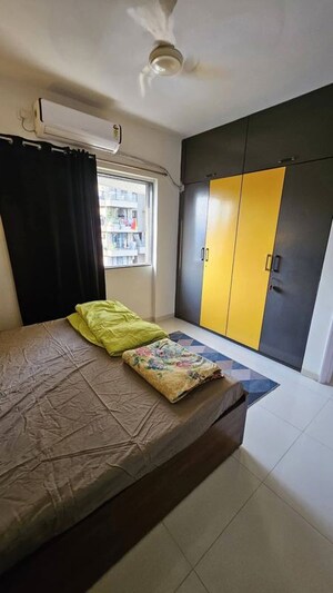Bedroom in 3 BHK Apartment at Andheri West – for Rent