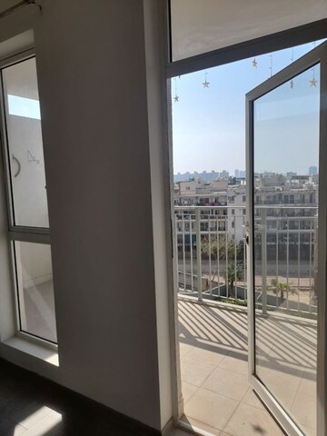 Room in 3 BHK Apartment at Ireo The Corridors, Sector 67a – for Rent