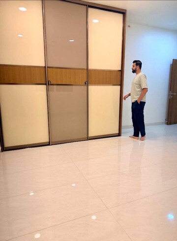 Room in 4 BHK Apartment at Prestige Beverly Hills, Kokapet – for Rent