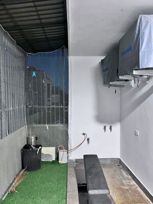 Room in 3 BHK Builder Floor at Dlf Phase ii – for Rent