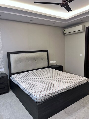 Bedroom in 3 BHK Builder Floor at Dlf Phase ii – for Rent