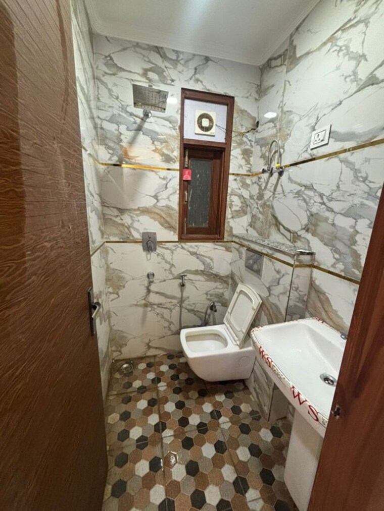 Attached Bathroom, freedom fighters enclave 1 Bedroom 450 Sq.Ft. Builder Floor In Freedom Fighters Enclave Delhi 10116051