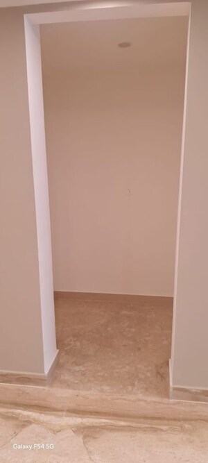 Room in 4 BHK Builder Floor at Palam Vihar Residents Association, Palam Vihar – for Rent