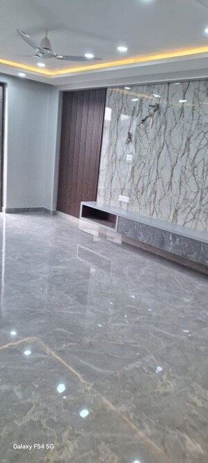 Room in 4 BHK Builder Floor at Palam Vihar Residents Association, Palam Vihar – for Rent