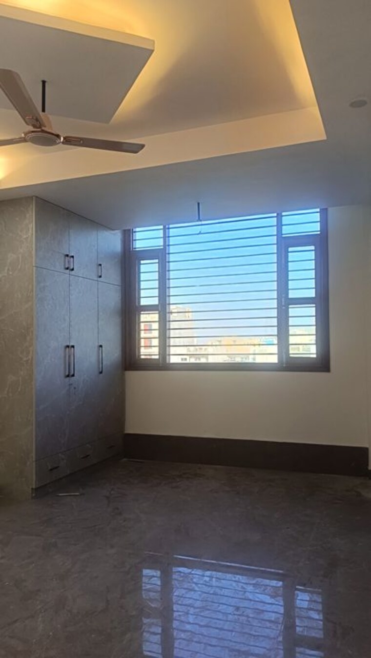 Room, bptp-district 3 Bedroom 180 Sq.Yd. Builder Floor In Sector 81 Faridabad 10116214