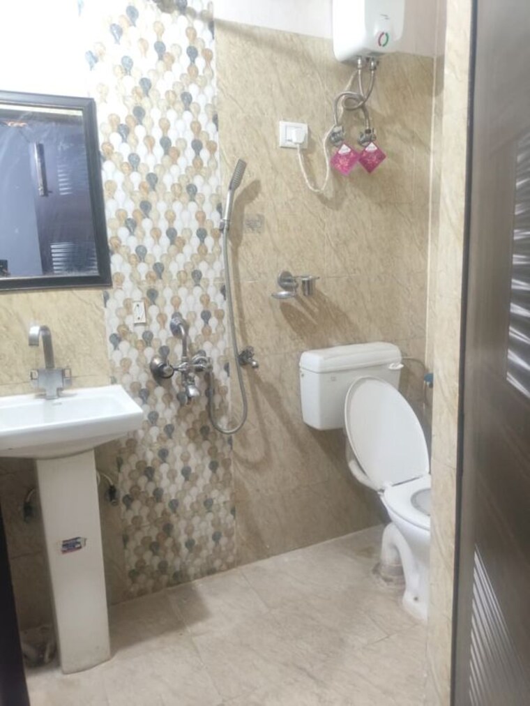 Bathroom, sector 19 1 Bedroom 850 Sq.Ft. Builder Floor In Sector 19 Noida 10116238