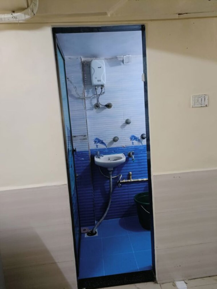 Attached Bathroom, andheri west 1 RK 300 Sq.Ft. Apartment In Andheri West Mumbai 10116313
