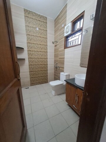 Bathroom in 2.5 BHK Builder Floor at Unitech South City 1, South City 1 – for Rent