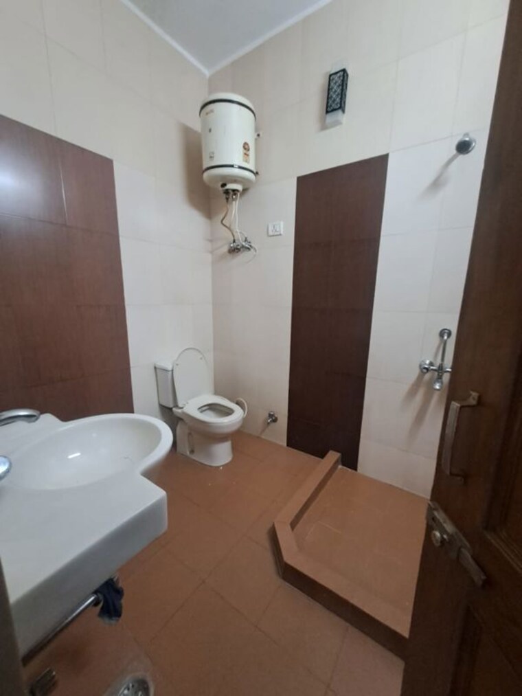 Bathroom, unitech-south-city-1 2.5 Bedroom 1350 Sq.Ft. Builder Floor In South City 1 Gurgaon 10116327