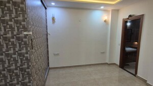 Room in 3 BHK Builder Floor at Sushant Lok Iii – for Rent