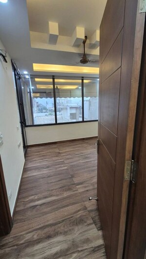 Room in 3 BHK Builder Floor at Sushant Lok ii – for Rent