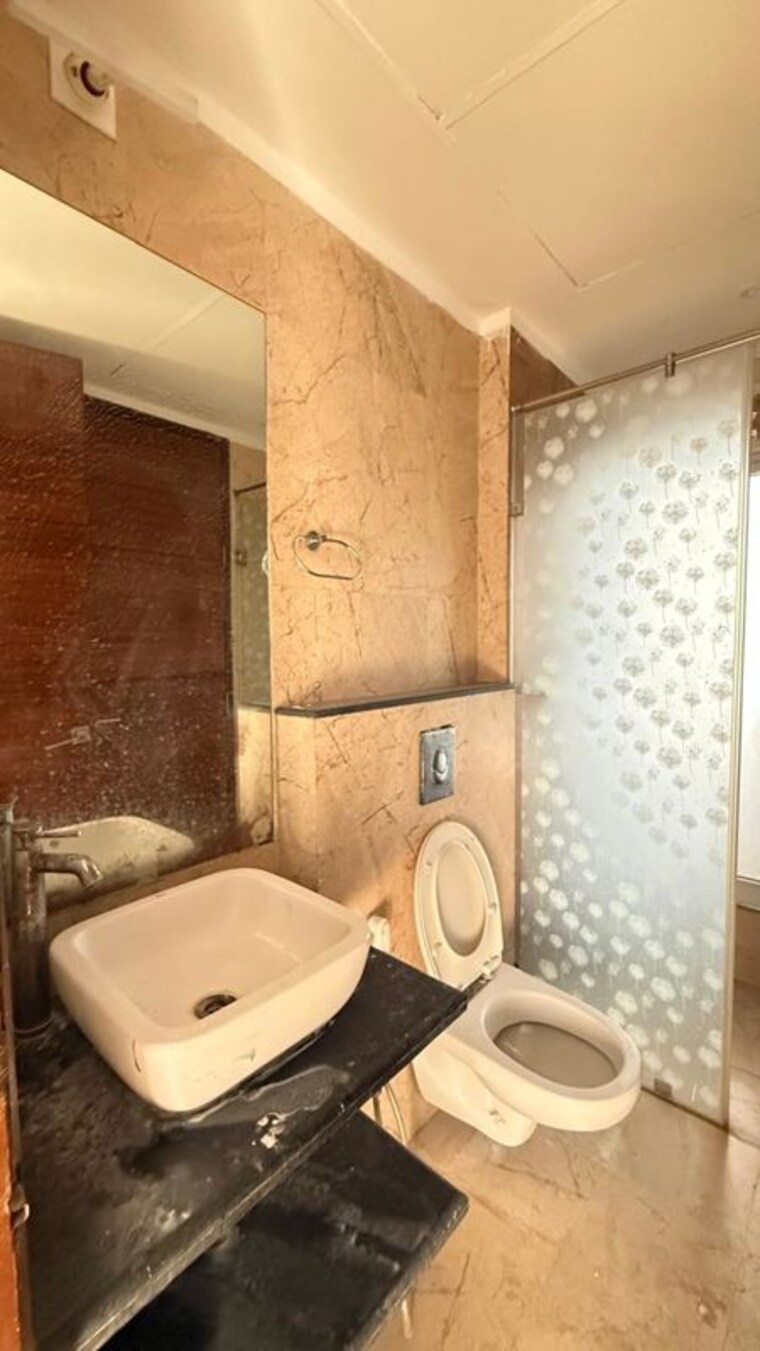Bathroom, mahagun-mezzaria 3.5 Bedroom 2510 Sq.Ft. Apartment In Sector 78 Noida 10116471