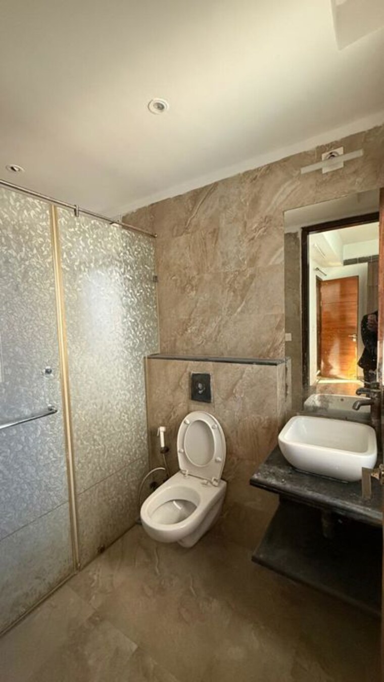 Bathroom, mahagun-mezzaria 3.5 Bedroom 2510 Sq.Ft. Apartment In Sector 78 Noida 10116471