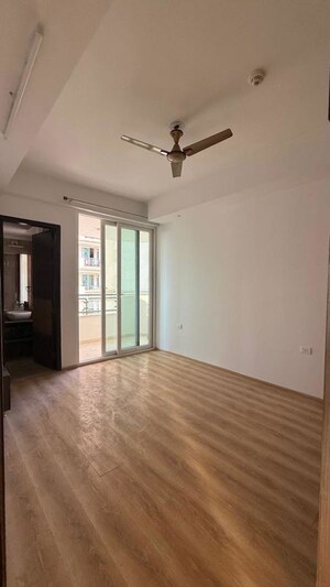 Room in 3.5 BHK Apartment at Mahagun Mezzaria, Sector 78 – for Rent