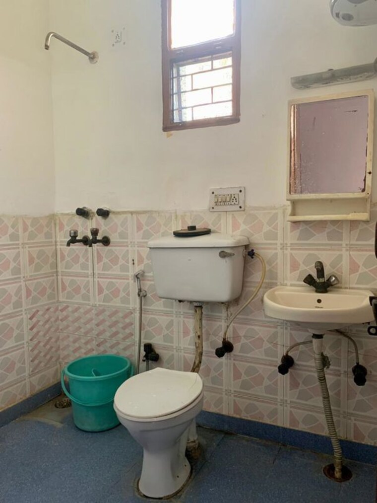 Bathroom, alok-vihar 2 Bedroom 880 Sq.Ft. Apartment In Sector 50 Noida 10116391