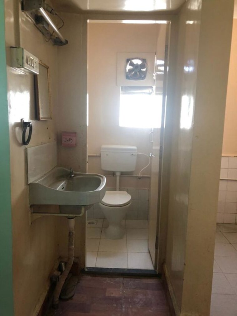 Bathroom, bhusari colony 1 Bedroom 523 Sq.Ft. Apartment In Bhusari Colony Pune 10116510