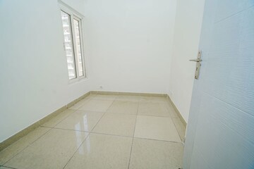 Room in 2.5 BHK Apartment at Ajnara Le Garden, Sector 16b Greater Noida – for Sale