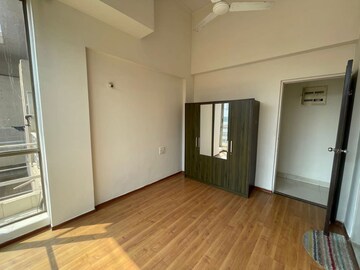 Room in 4 BHK Apartment at Kohinoor City Phase I, Kurla – for Rent