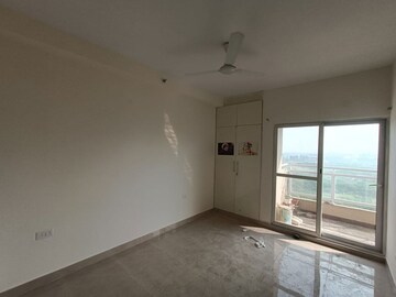 Room in 3 BHK Apartment at Elite Golf Green, Sector 79 – for Rent