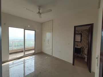 Room in 3 BHK Apartment at Elite Golf Green, Sector 79 – for Rent
