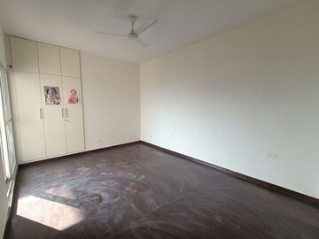 Room in 3 BHK Apartment at Elite Golf Green, Sector 79 – for Rent