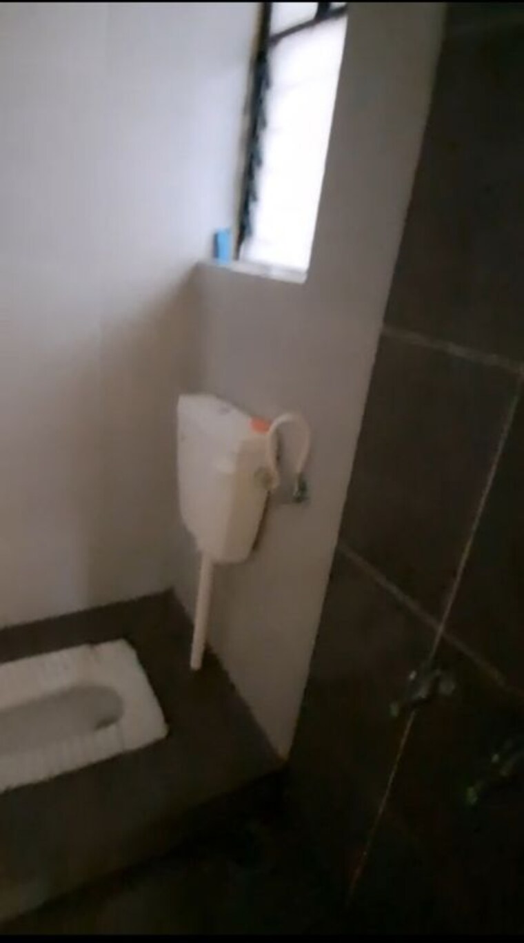 Bathroom, paranjape-broadway 2 Bedroom 696 Sq.Ft. Apartment In Wakad Pune 10116837