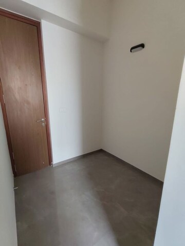 Room in 4 BHK Apartment at Prestige Jasdan Classic, Mahalaxmi – for Rent