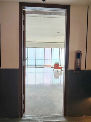 Room in 4 BHK Apartment at Prestige Jasdan Classic, Mahalaxmi – for Rent