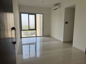 Room in 2 BHK Apartment at Piramal Aranya, Byculla – for Rent