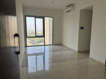 Room in 2 BHK Apartment at Piramal Aranya, Byculla – for Rent