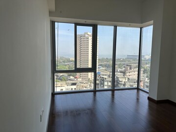 Room in 2 BHK Apartment at Piramal Aranya, Byculla – for Rent