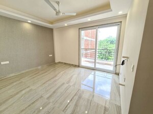 Room in 3 BHK Apartment at DLF The Primus, Sector 82a – for Sale