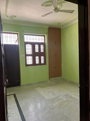 Room in 2 BHK Builder Floor at Sector 40 – for Rent