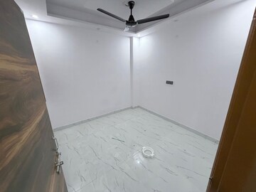 Room in 3 BHK Builder Floor at Dwarka Mor – for Rent
