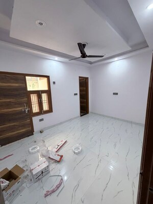 Room in 3 BHK Builder Floor at Dwarka Mor – for Rent