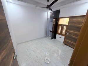 Room in 3 BHK Builder Floor at Dwarka Mor – for Rent
