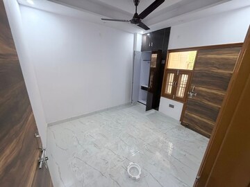 Room in 3 BHK Builder Floor at Dwarka Mor – for Rent