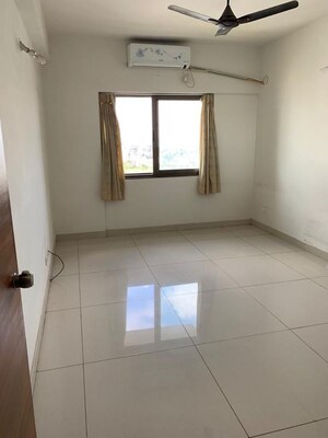 Room in 5 BHK Apartment at Paranjape Schemes Blue Ridge, Hinjewadi – for Rent
