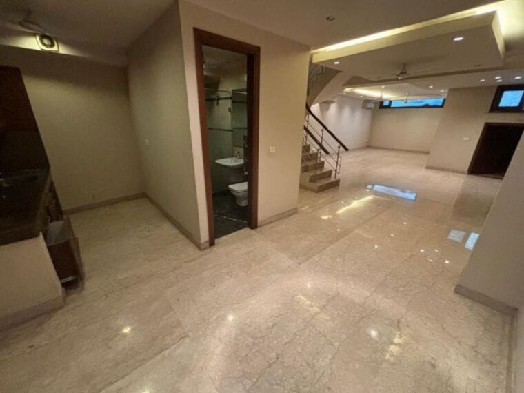 Room, greater kailash 5 Bedroom 1000 Sq.Yd. Independent House In Greater Kailash Delhi 10117244