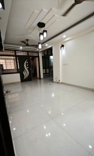 Room in 3 BHK Apartment at Sector 6 Dwarka – for Rent